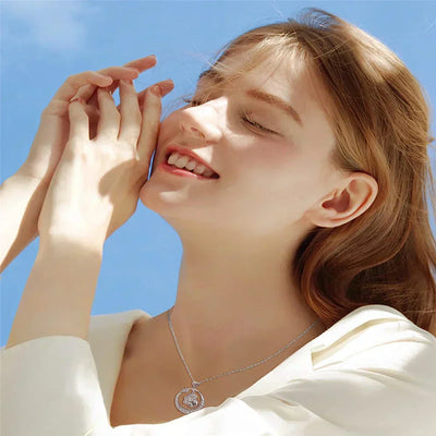 Seaton- Delicate paw necklace in silver with zirconia